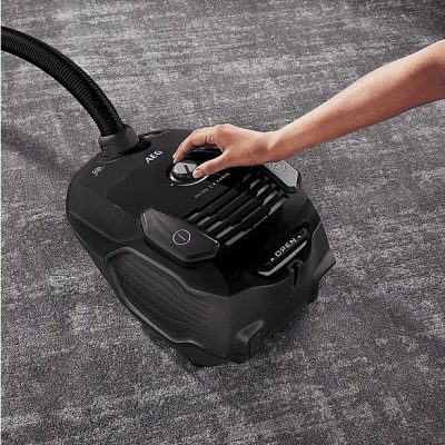 Aspirador con bolsa - AEG VX6-2-ÖKOX, 800 W, Potencia de succión 230 AirWatt, Depósito 3,5 l, Negro